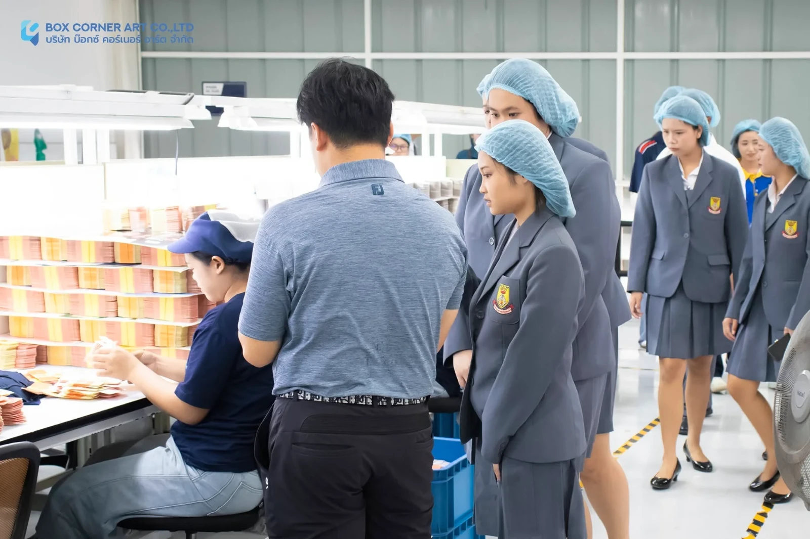 นักศึกษาวิทยาลัยเทคโนโลยีฐานเทคโนโลยีเยี่ยมชมโรงงาน Box Corner Art