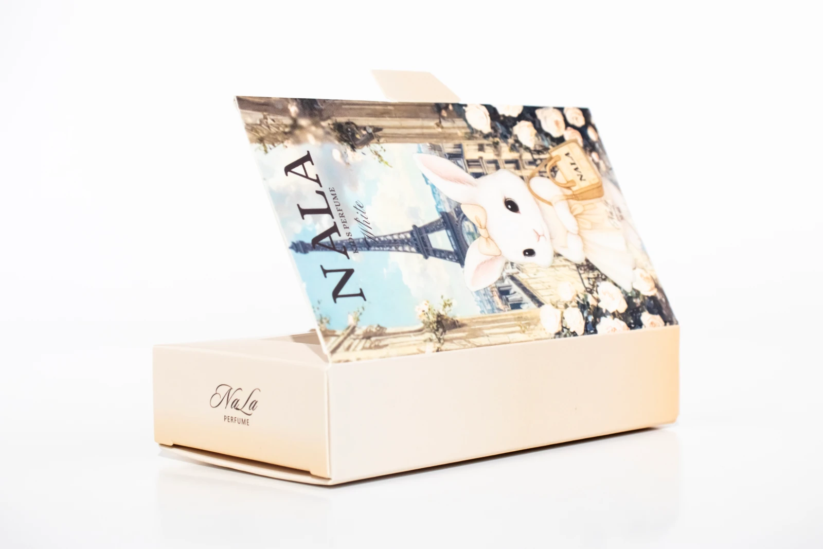 รูปตัวอย่างงานผลิตกล่องทรงสมุด NALA Kids Perfume White กล่องสมุดฝาเสียบ จาก Box Corner Art รูปที่ 6