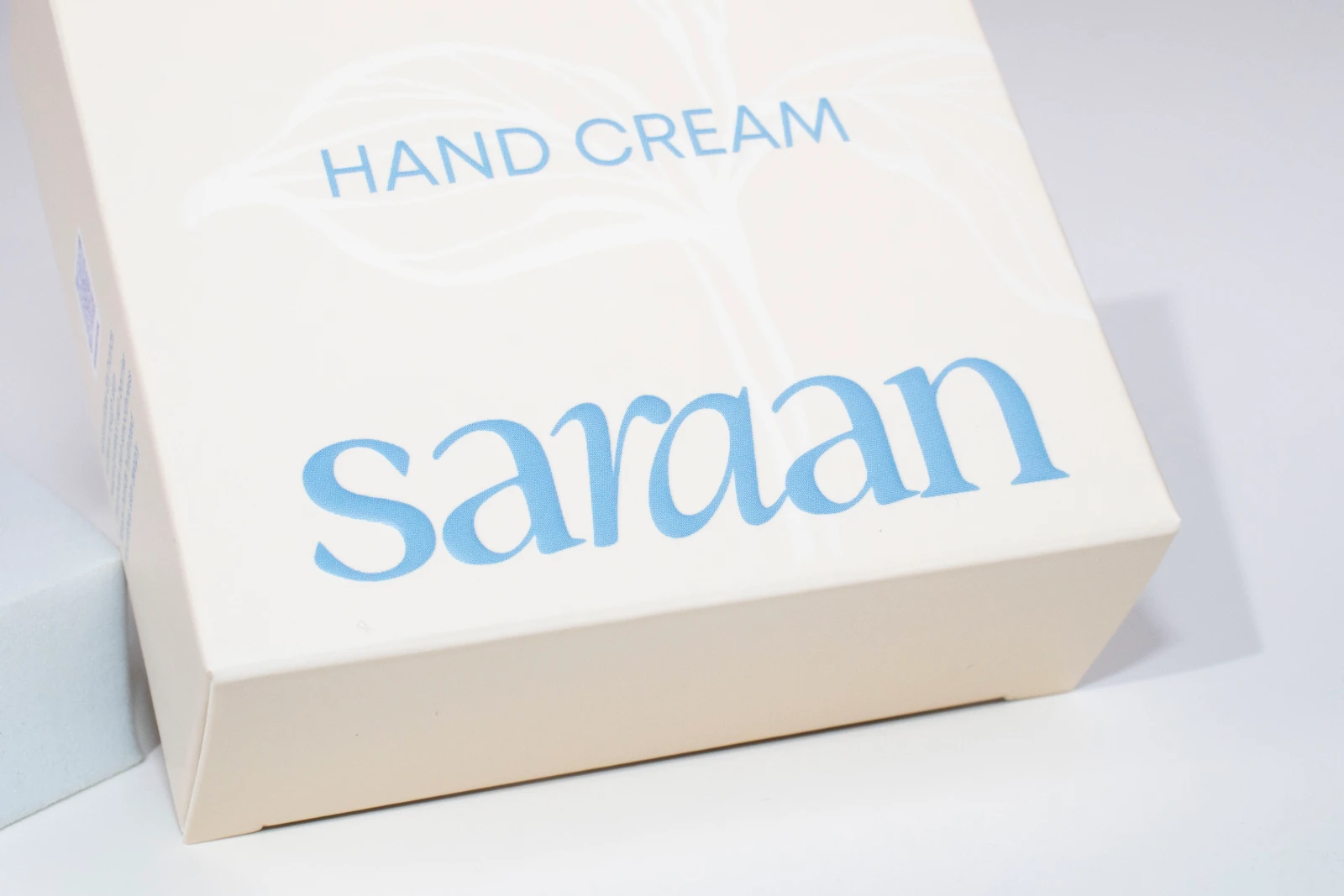 รูปตัวอย่างงานผลิตกล่องเครื่องสำอาง กล่องแฮนด์ครีม Saraan White Musk แบบฝาเสียบ จาก Box Corner Art รูปที่ 6