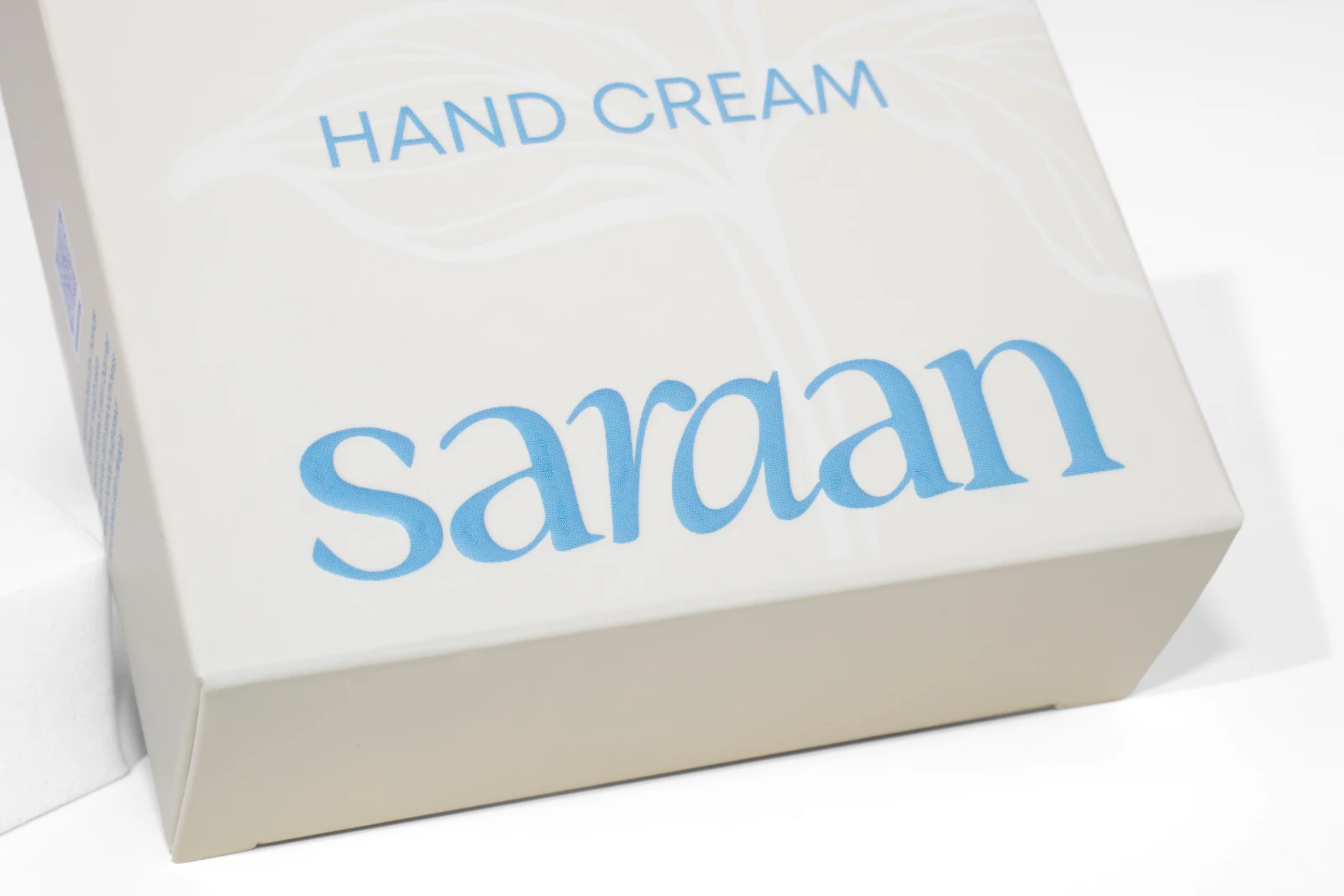 รูปตัวอย่างงานผลิตกล่องเครื่องสำอาง กล่องแฮนด์ครีม Saraan White Musk แบบฝาเสียบ จาก Box Corner Art รูปที่ 6